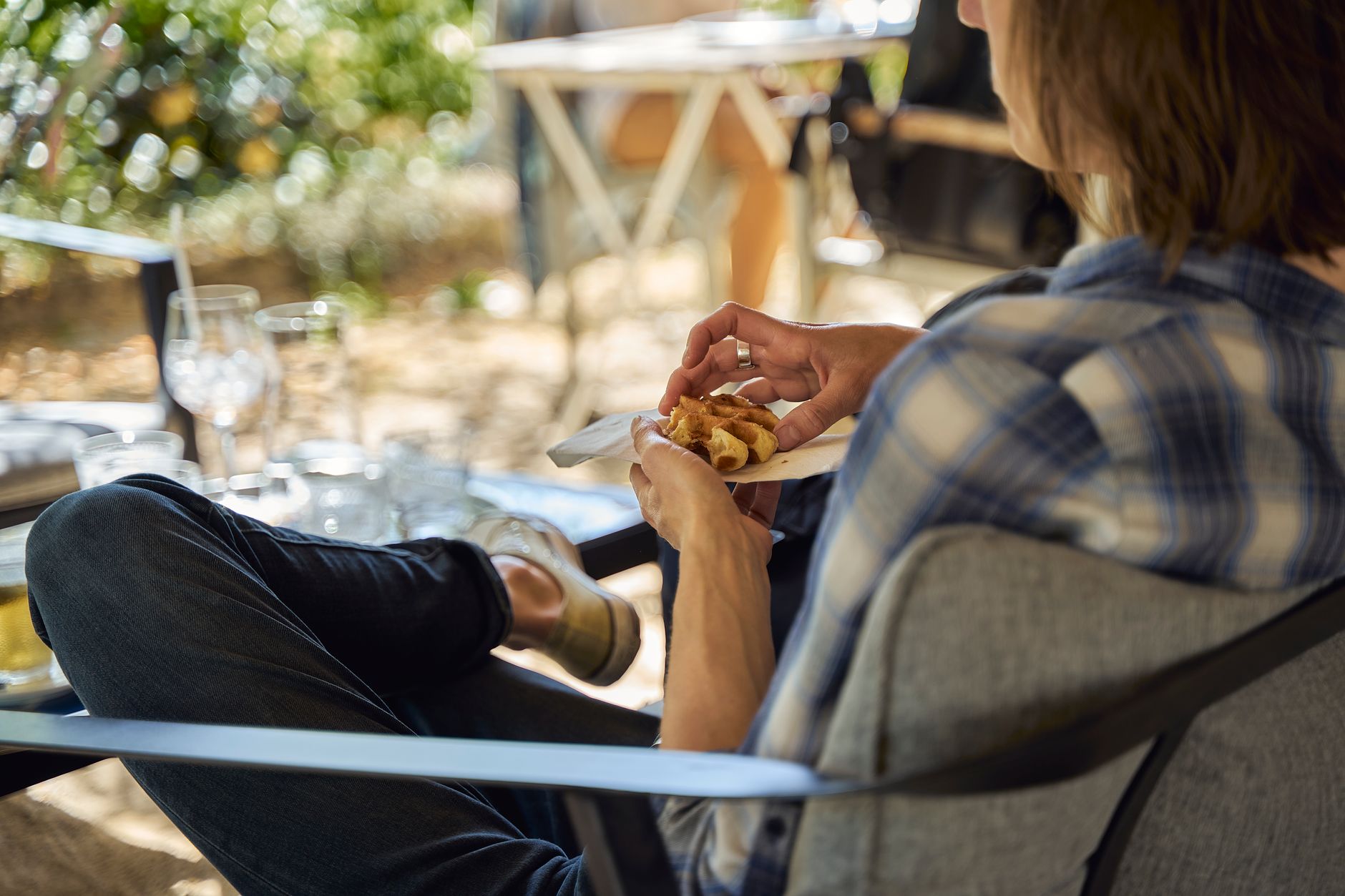 Food Tasting Moment: Static CTA Simulating Bite Grip to Build Cred for Subscription Snack